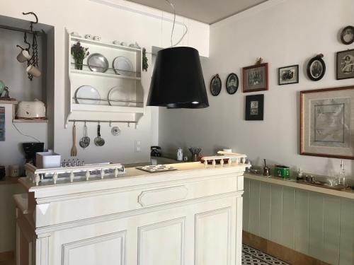 cocina con encimera y fogones en apARTment & café, 2 terraces, panoramic SEA VIEW, en Rethymno