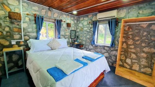 Postel nebo postele na pokoji v ubytování Europe Enchanted Bungalow Koh Rong