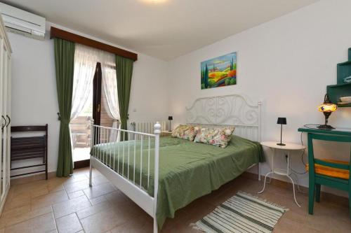 Postel nebo postele na pokoji v ubytování Stylish flat with pool access and fully equipped spaces