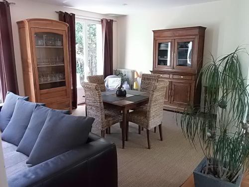 un salon avec un canapé et une table dans l'établissement Maison de charme à 300 m de la mer, à Plérin