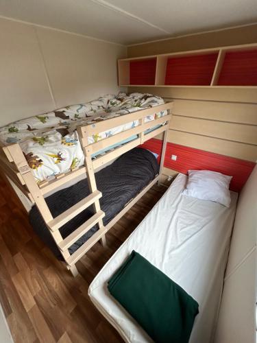 deux lits superposés dans une petite pièce avec dans l'établissement Mobilhome 5 personnes proche Europapark, à Boofzheim