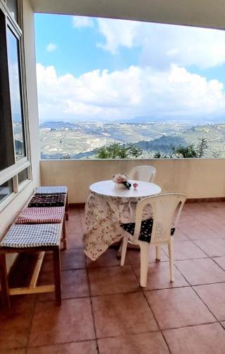 Authentic Lebanon في صيدا: طاولة وكراسي على شرفة مطلة على منظر