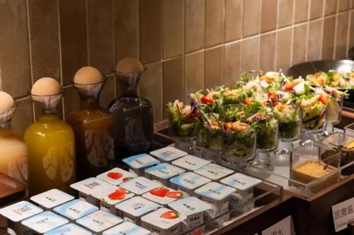 Makanan di atau berdekatan hotel