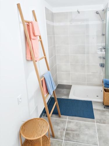 La salle de bains est pourvue d'une échelle et d'un porte-serviettes. dans l'établissement Douceur Bohème Escale Conviviale Disneyland, à Villeneuve-Saint-Denis