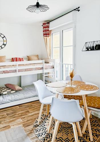 un salon avec une table et des chaises dans l'établissement Douceur Bohème Escale Conviviale Disneyland, à Villeneuve-Saint-Denis