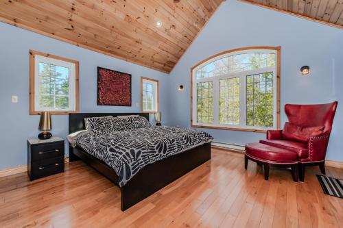 Katil atau katil-katil dalam bilik di 16 Acre Bruce Peninsula Forest Escape