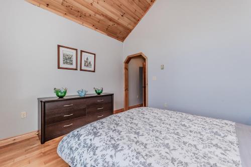 Ένα ή περισσότερα κρεβάτια σε δωμάτιο στο 16 Acre Bruce Peninsula Forest Escape