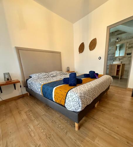 - une chambre avec un lit et des serviettes bleues dans l'établissement Studio Cœur de Moustiers - Terrasse, à Moustiers-Sainte-Marie