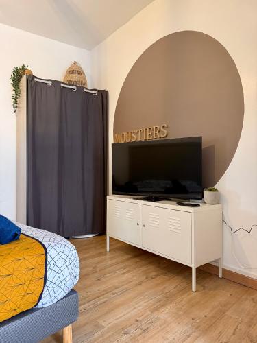 - une chambre avec une grande télévision à écran plat dans l'établissement Studio Cœur de Moustiers - Terrasse, à Moustiers-Sainte-Marie