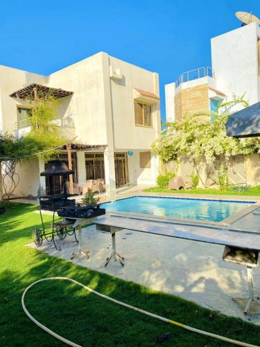 Бассейн в Villa Kayan in fayed или поблизости