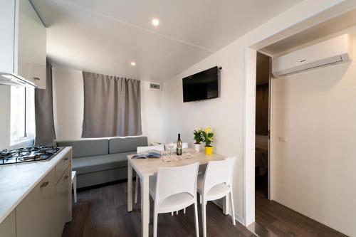 Cucina o angolo cottura di Acquaviva Village Camping