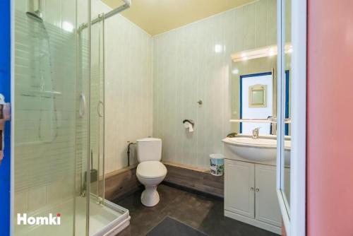 une salle de bain avec toilettes, lavabo et douche dans l'établissement La presqu' île du Lenn face à la mer, à Louannec