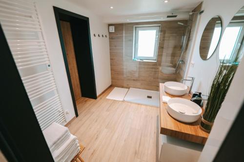 a bathroom with two sinks and a toilet at L'Escapade des Lacs - Gite aux Lacs de l'Eau d'Heure in Cerfontaine