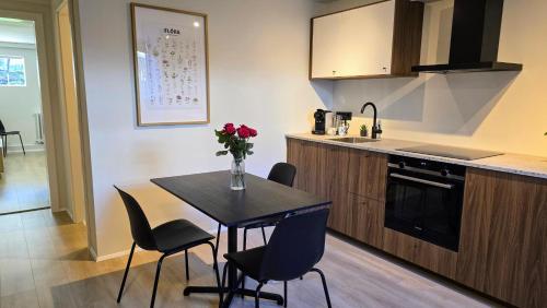 une cuisine avec une table, des chaises et un comptoir dans l'établissement Calm and central leafy Laugardalur, à Reykjavik