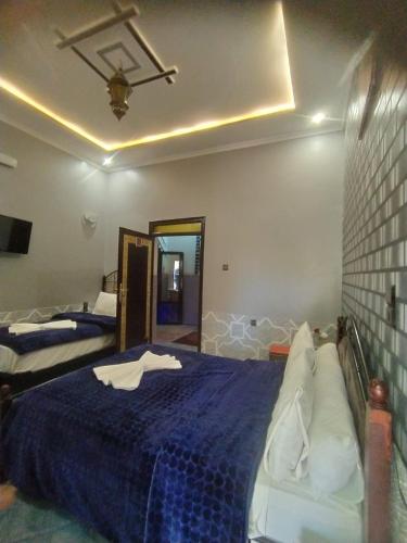 Una cama o camas en una habitación de Hôtel La Vallée Des Oiseaux