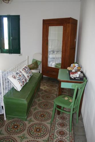 a room with a bed and a table and a mirror at Casa Betta e Elisa in Valderice