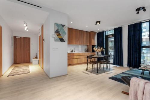 a living room with a table and a kitchen at Premium apartment Queen downtown in Reykjavík