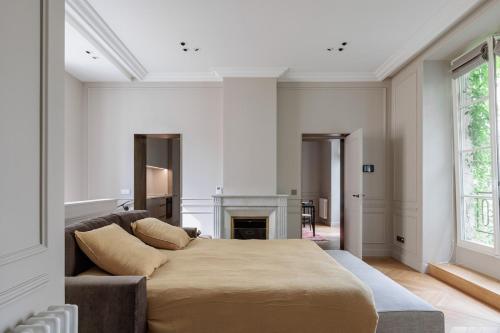 un salon avec un lit et un canapé dans l'établissement Sublim appartement d'architecte 4P, à Paris