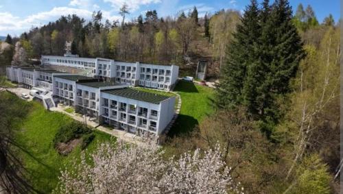 eine Luftansicht eines Gebäudes in einem Wald in der Unterkunft Jarzębinka in Ustroń