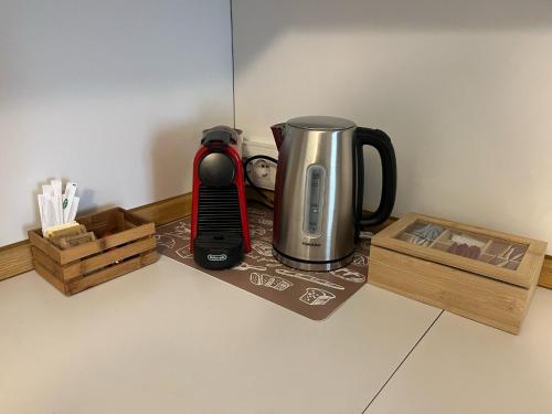 a coffeemaker and a tea kettle on a counter at Lecco via Roma in Lecco