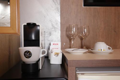 Vila One Beach Hotelにあるコーヒーまたはお茶