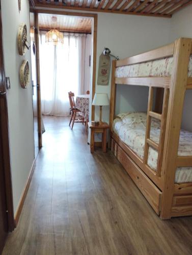 une chambre avec un lit superposé et une chaise dans l'établissement Cozy studio à coté du lac, à Jausiers