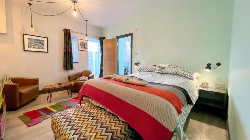 Un dormitorio con una cama y una sala de estar. en Farne Island rooms, en Seahouses