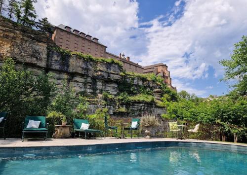 une piscine devant un immeuble dans l'établissement Moulin du XIIIe siècle pour 2 personnes, à Bozouls