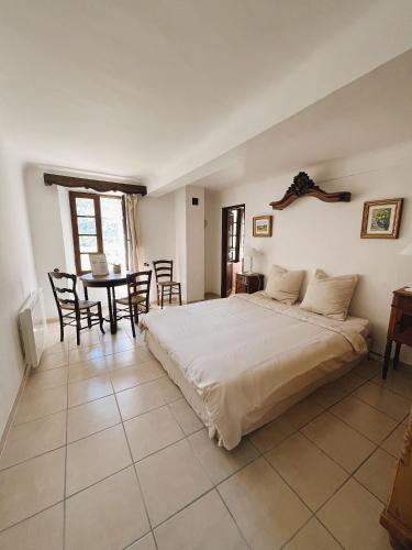 Ένα ή περισσότερα κρεβάτια σε δωμάτιο στο La Bastide des Pins