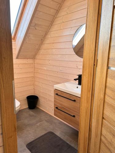 un bagno con lavandino e specchio di Norbea a Sasino