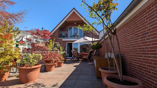 エセンスにあるKüstenquartierの鉢植えの家屋のあるパティオ