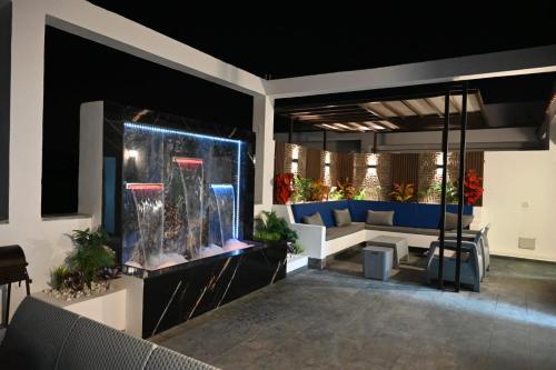 a living room with a large aquarium in the middle at Résidence Le Marin in Banī ‘Aţāʼ