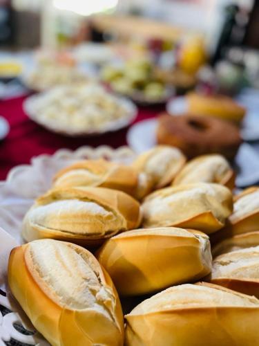 een stel gebakjes zittend op een tafel bij Estância da vida Hotel e laser in Engenheiro Paulo de Frontin