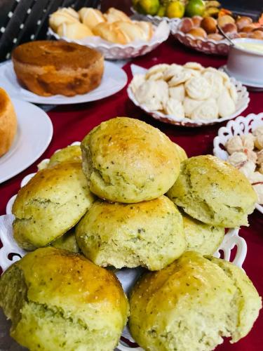 een tafel met borden brood en gebak bij Estância da vida Hotel e laser in Engenheiro Paulo de Frontin