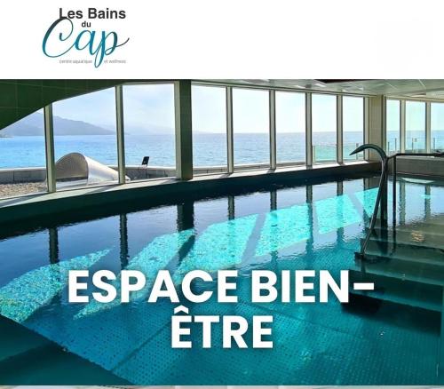 une image d'une piscine avec les mots space bien fire dans l'établissement Appartement 2 personnes, proche mer et commodités, à Roquebrune-Cap-Martin