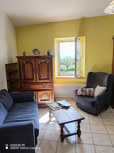 un salon avec deux canapés et une table dans l'établissement Faites une pause, à Saint-Gineis-en-Coiron