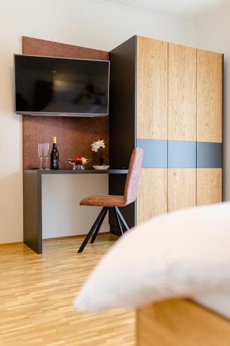 a room with a table and a chair and a desk at Gästezimmer Das Hambammer in Heimschuh