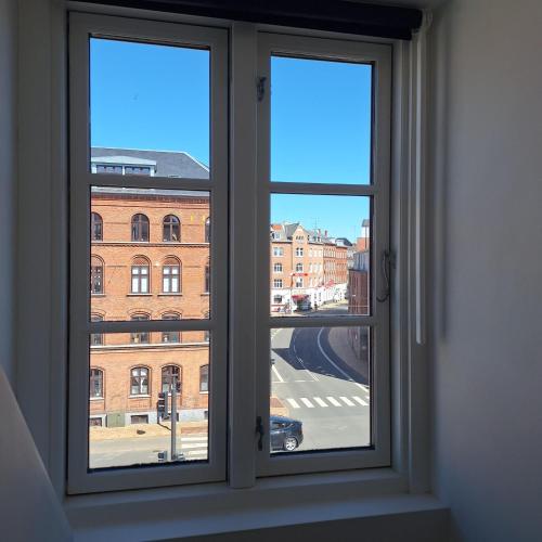 a window with a view of a city street at Princessen på ærten in Odense