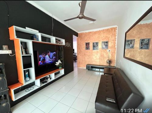 TV a/nebo společenská místnost v ubytování Jom ke Alim Homestay Saujana Lembah Bujang