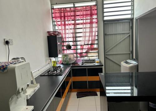 Kuchyň nebo kuchyňský kout v ubytování Jom ke Alim Homestay Saujana Lembah Bujang