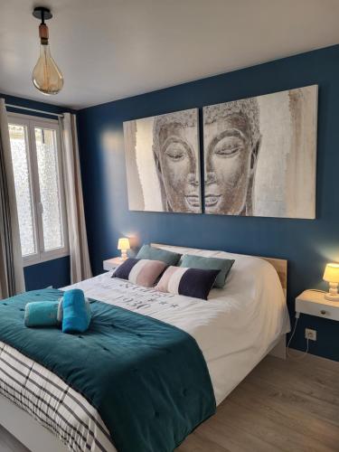 a bedroom with a bed with a painting on the wall at Gîte 3 étoiles Lou Gaston in Castillon-la-Bataille