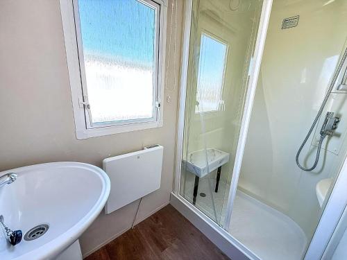 Koupelna v ubytování Lovely Caravan With Decking To The Side At California Cliffs Ref 50072D