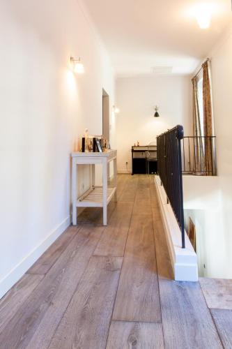 Cette chambre vide dispose de parquet et d'une table. dans l'établissement Maison Saint Christophe, à Grasse
