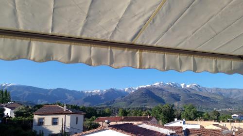 ein Fenster mit Bergblick in der Unterkunft Apartamento Mirador de Gredos in Madrigal de la Vera