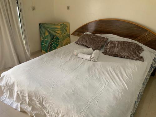 a bed with two pillows and a stuffed animal on it at Ecrin Moderne Islan a Agadir in Agadir