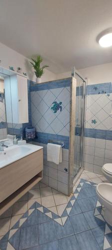 un bagno con vasca, lavandino e WC di Bella Vista a Torre Dei Corsari