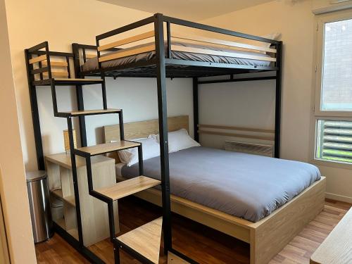 - une chambre avec deux lits superposés et un lit dans l'établissement Cosy studio Disney-Paris-RER A, à Montévrain