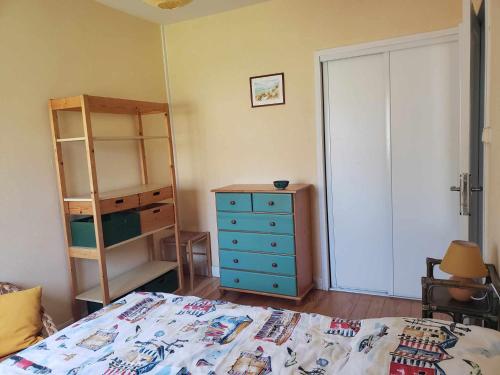 - une chambre avec un lit, une commode et un placard dans l'établissement Au Chêne tranquille - côte landaise, à Parentis-en-Born