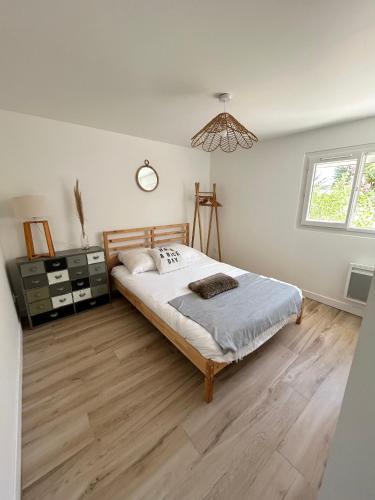 une chambre avec un lit et un parquet dans l'établissement Appart T2 calme aux terrasses, à Cassis