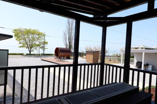 LugStay Retreat 琵琶湖にあるバルコニーまたはテラス